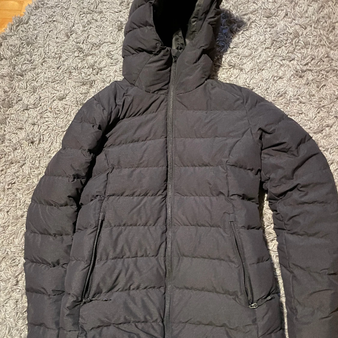 En mörkgrå vinterjacka från Everest