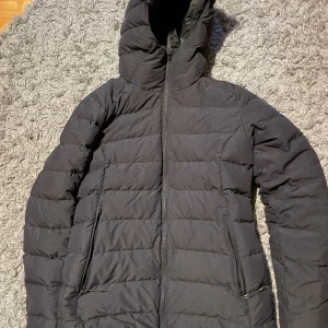 En mörkgrå vinterjacka från Everest - En superfin vinterjacka från Everest, använd en vinter. Str 38😊 