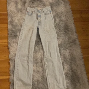 Levis jeans nr 25 - Jätte fina levis jeans som är använda fåtal gånger.  Buda pris! (Nypris 1 300 kr)  passar mig som är 163 i längden.