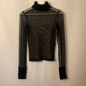 Mesh med polo  - Meshtopp med stickad polokrage. Märke: Zara. Storlek: S