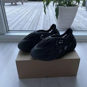 Yeezy Foam Runners - Riktigt sköna foam runners som är en perfekt julklapp eller investering för dina fötter. Vem mår inte bra av att gå runt med ett par sköna dojjor? Aldrig använda och köpta på ett Yeezy Drop så äkthetsbevis finns om du är intresserad!