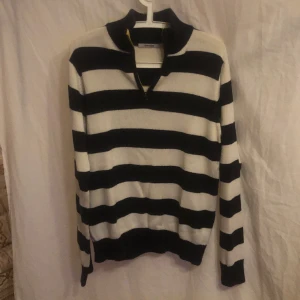 Tröja halvzip vit & blå - Bra skick, inga skador. Strl S, Vit & marinblå, halfzip från Dressman.