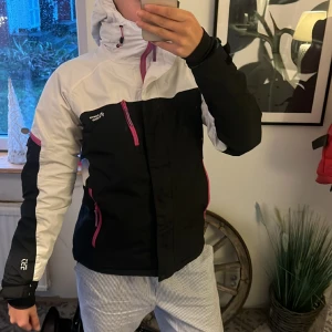 North bend jacka - Skidjacka fint skick , den passar mig som bär stolek s och m i saker 