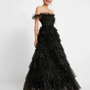 Säljer denna klänning från märket Maya Delux som jag använde på min bal tidigare i år 🩷 Jättefint skick och basically oanvänd! Passade mig som oftast brukar ha 38 i storlek 