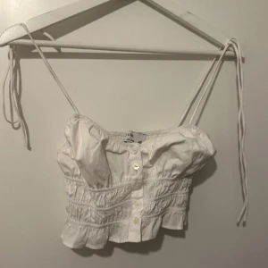 Vit topp Bershka  - Säljer denna som har snören som ”linneband” som jag använd några gånger men som fortfarande är i väldigt bra skick 💗