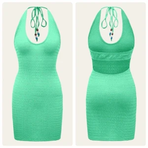 Turkos mini dress XS - Färg: ljus turkos/grön.  Strl: XS.  Snygg halterneck klänning med öppen rygg. Fina detaljer av pärlor i nacken. Samt skönt stretch material. Slutar straxt över knäna. OBS - Helt NY och oanvänd!! Betalning via Swish + fraktkostnad.