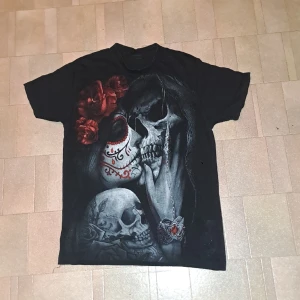 T-shirt - En t-shirt med dödskalletryck både bak och fram. Kom gärna med prisförslag 