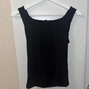 Svart Zara linne 🖤 FRI FRAKT - Svart linne från Zara, har ett extra tyglager på insidan vid brösten som extra stöd, samt så att brösten inte syns genom tröjan utan BH!💞Lite nopp men annars jättebra!