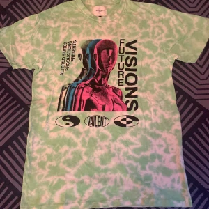 Grön t-shirt med tryck - Grön t-shirt med tryck från Vailent i storlek L. Helt oanvänd.