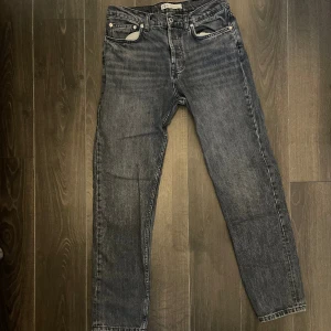 Zara Jeans Slim Fit Straight - Zara Jeans Slim Fit - Storlek 40 i bra skick! Tveka ej med att ställa frågor.