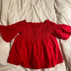 Topp - En fin röd topp från bikbok i storlek S. Knappt använd och fint skick.