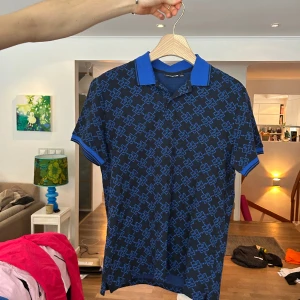 Stickad piké J.Lindeberg - Skitsnygg stickad pikétröja i storlek m från J.Lindeberg. Helt oanvänd, nypris 900kr.