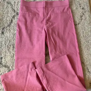 Ett par as balla rosa kostymbyxor från Zara, de är kortare i modellen som referens är jag 153cm! Storlek S, använda några få gånger så i mycket bra skick!🩷 Midjemått: 35cm Innerbenslängd: 62cm Ytterbenslängd: 88cm