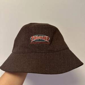 Säljer min buckethat från thrasher. Köpt i Osaka, Japan. Använd fåtal gånger och nyskick då den köptes för några månader sedan. Nypris ca 300kr (4,500¥). 