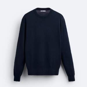 As snygg sweatshirt från zara för 600. Skicket är 9/10 inga skador alls och märks inte att den använts. Bara använd några få gånger. Skriv för mera frågor:)passar folk som är 170-180. Den är storlek M men passar S