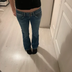 Pepe jeans - Bootcut pepe jeans Midjemåttet rakt över 40cm Innerbenslängd 81cm Ytterbenslängd 100cm Passar någon som är ca 167