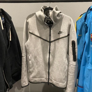 Nike Trch Fleece Grå - Nike tech fleece i bra skick, använd, oskadad, inga fläckar. Storlek S. 