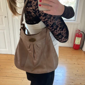 Läder väska - Säljer denna super fina väska i läder då den tyvärr inte kommer till den användning den förtjänar🤗köparen står för frakt💞