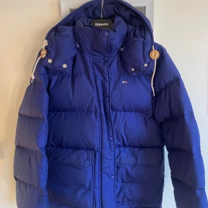 Tommy Hilfiger vinterjacka - Superfin vinterjacka från Tommy Hilfiger, jättefint skick.  Nypris ca 1 700kr