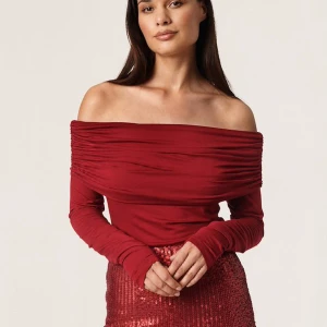 Off shoulder tröja - Säljer denna off shoulder tröjan från soaked in luxury❤️ ny med lappen kvar! Köpt för 499kr❤️