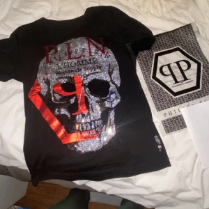 Philipp plein T-shirt  - Hej säljer min philipp plein T-shirt storlek M. Då jag ej använder den eftersom jag har bytt stil. 