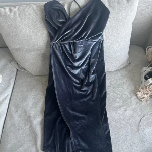 Klänning  - Normal i strl använt en gg 