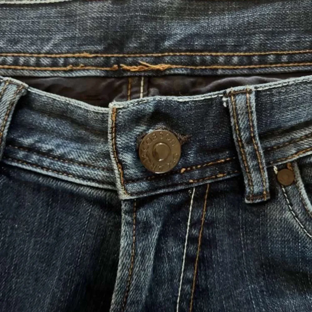 Säljer dess mycket feta jeans från Oscar Jacobson! Cond 8/10. Storlek W32 L32. Nypris runt 1800! Mitt pris 499kr! Hör av er vid fler funderingar!💯🐎. Jeans & Byxor.