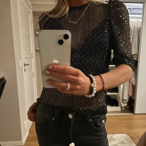 Glittrig topp  - Super söt glittrig topp med puffiga T-shirt ärmar💘