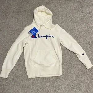 Champion hoodie - Säljer denna champion hoodie pga av fel storlek. Aldrig använd, taggarna finns kvar på. Skick 10/10. Skriv för vidare frågor eller funderingar.