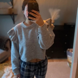 Stickad tröja  - Skön och fin tröja med volanger 