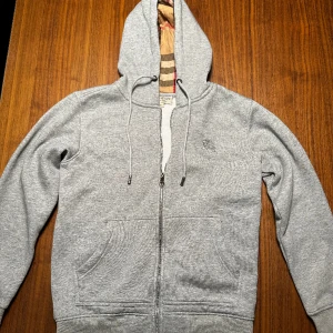 Burberry Kofta / Hoodie - Burberry kofta i storlek S men passar även bra som Mindre M. Har inga skador alls. Använd i mindre än 1 månad. Hör gärna av dig om intresserad. Kan gå ner i pris vid snabb affär.