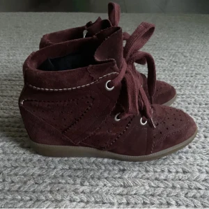 Isabel marant bobby  - Ett par vinöda Isabelle marant bobby trainers. Str 38. Anända cirka 4 ganger därmed i väldigt gott skick, originalpris 5000kr