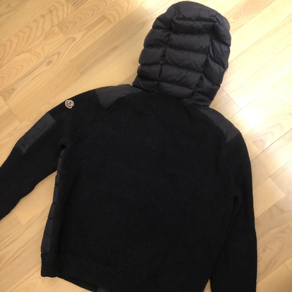 Moncler Cardigan Navy, den ser svart ut på bilderna men den är marinblå. Storlek L/XL, skriv om du har funderingar. Den håller värmen väldigt bra så man kan lätt ha den nu under vintern. Man får komma med prisförslag.. Jackor.