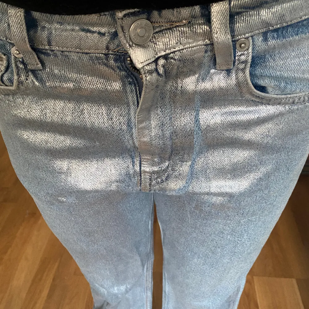 Så sjukt cooola zara jeans i blå/silver färg. Jeans & Byxor.