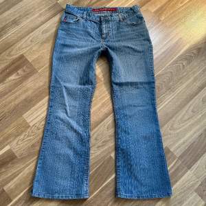 Superfina lågmidjade bootcut jeans! Midjemått: ca 81cm runt om. Innerbenslängd: 67cm. Har tyvärr inga bilder på! Skriv vid fler funderingar, använd gärna köp nu🙌