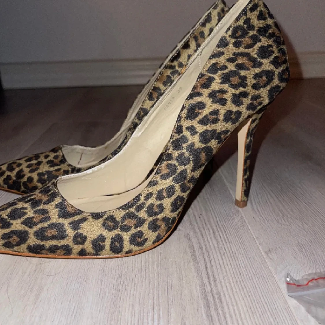 Hej säljer dessa par klackskor i Storlek 39. Finns inga tecken på användning. Kan mötas upp eller frakta. För frågor är de bara att skicka ett meddelande - 90