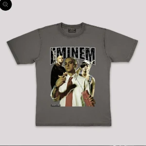 Eminem tshirt ICONs Living - Säljer den sjukt snygga ocerisized t-shirten från ICON’s Living då den ej kommer till användning. Den är storlek xs/s, men passar en L skulle jag säga. Köpt för 500kr