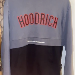 Hoodrich hoodie - 1 månad gammal används knappar längre.