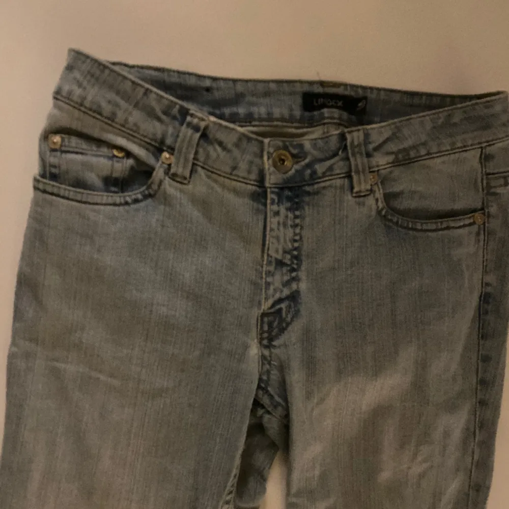 Snygga lågmidjade jeans i storlek s - m ! Passar någon upp till 165cm och de säljs då de knappt används. . Jeans & Byxor.