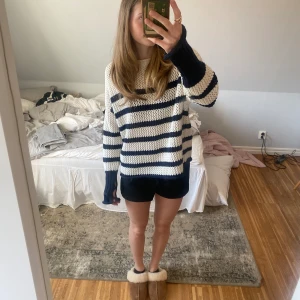 Stickad tröja  - Säljer denna så snygga stickade tröjan som har marinblå och vita ränder🥰🥰 passar mig som har stl s men även m 