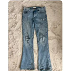 Jättecoola low waist bootcut jeans från Gina young, med egna gjorda unika hål!!😝 Nypris 300kr men säljer för 100kr! Kom priv för mer bilder💕☀️