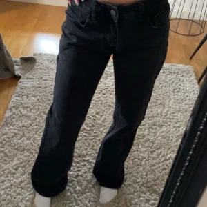 Svarta raka jeans - Raka lågmidjade jeans i xs köpt på loppis🫶🏼 Använt mycket för några år sen, men inte använt på länge. Lägg gärna prisförslag