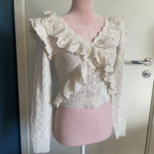 Zara topp - En fin stickad topp från zara, använd en gång. Väldigt fint skick💕