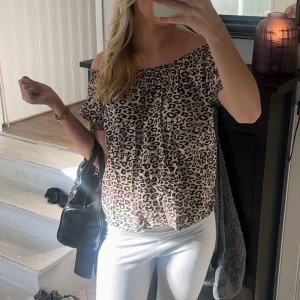 Leopard tröja  - Säljer denna leopard tröjan köpt second hand💗 Strl M passar S. Hör av dig vid funderingar💗