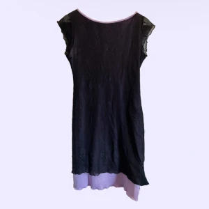 90’s meshklänning - jättefin 90’s klänning i mesh köpt på humana! säljer då den tyvärr inte kommer till användning. så snygg och perfekt till allt!💜 