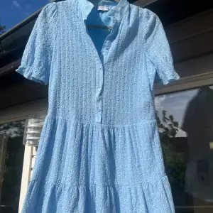 Super fin klänning till sommaren!💓 Använd fåtal gånger, ordinarie pris 449kr