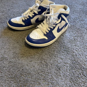 Blåa Jordans - Ganska använda men fortfarande bra skick. Behövs städas lite sen ser dem ganska nya ut. Kontakta angående frågor. 