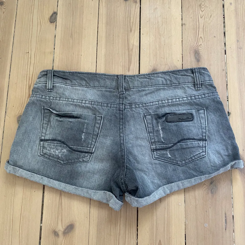Så snygga jeansshorts perfekta till sommaren, nyskick aldrig Andvända säljer pga för små storlek 38 men dom är små i storleken, mått på sista bilden 💗. Shorts.
