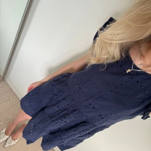 Hålbroderad klänning  - Supersöt hålbroderad klänning med volanger på axlarna💕 sparsamt använd, köpt utomlands på en marknad och står tyvärr inget märke 