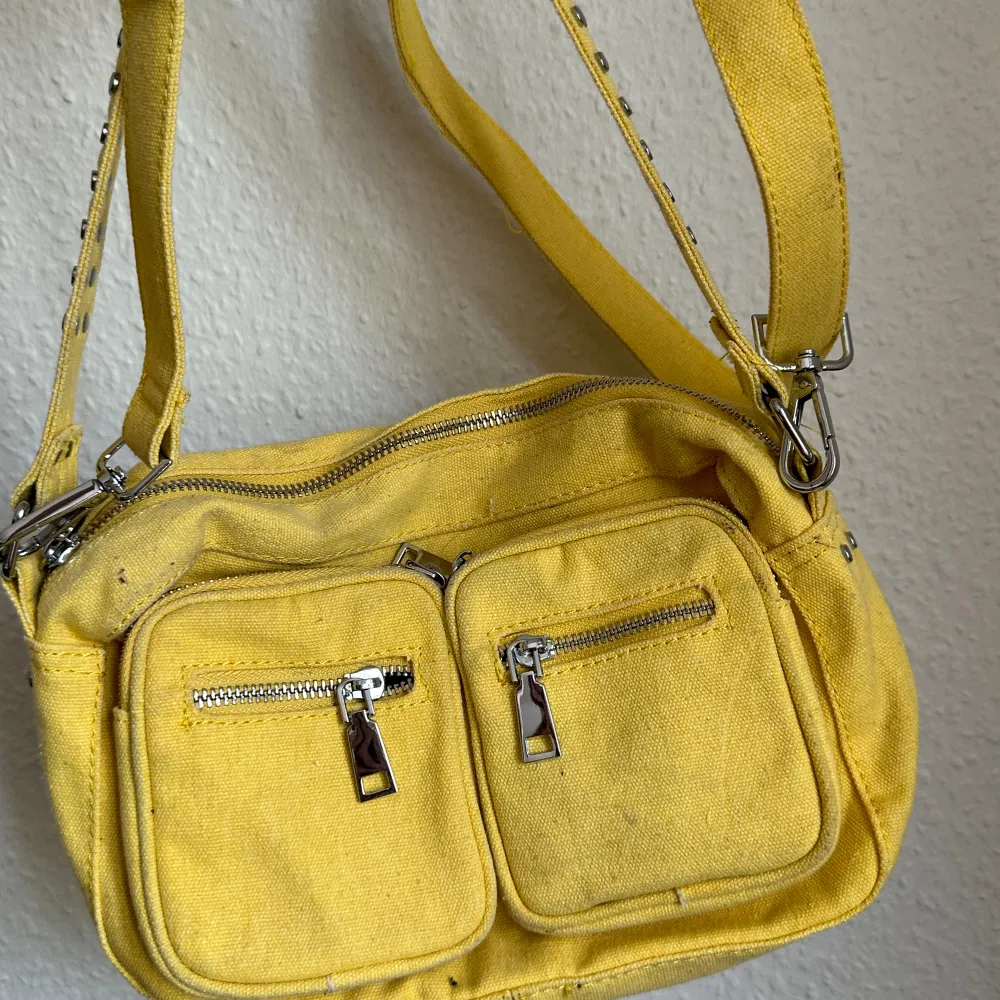 Superfin gul väska frön Nunoo!! Köpt för ca 1400kr och använd sparsamt . Väskor.